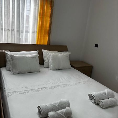 Guest House Adi Hoxha เบราท ภายนอก รูปภาพ