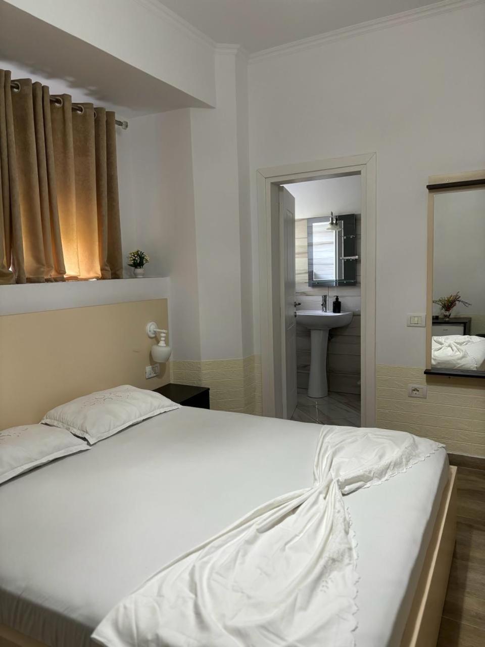 Guest House Adi Hoxha เบราท ภายนอก รูปภาพ