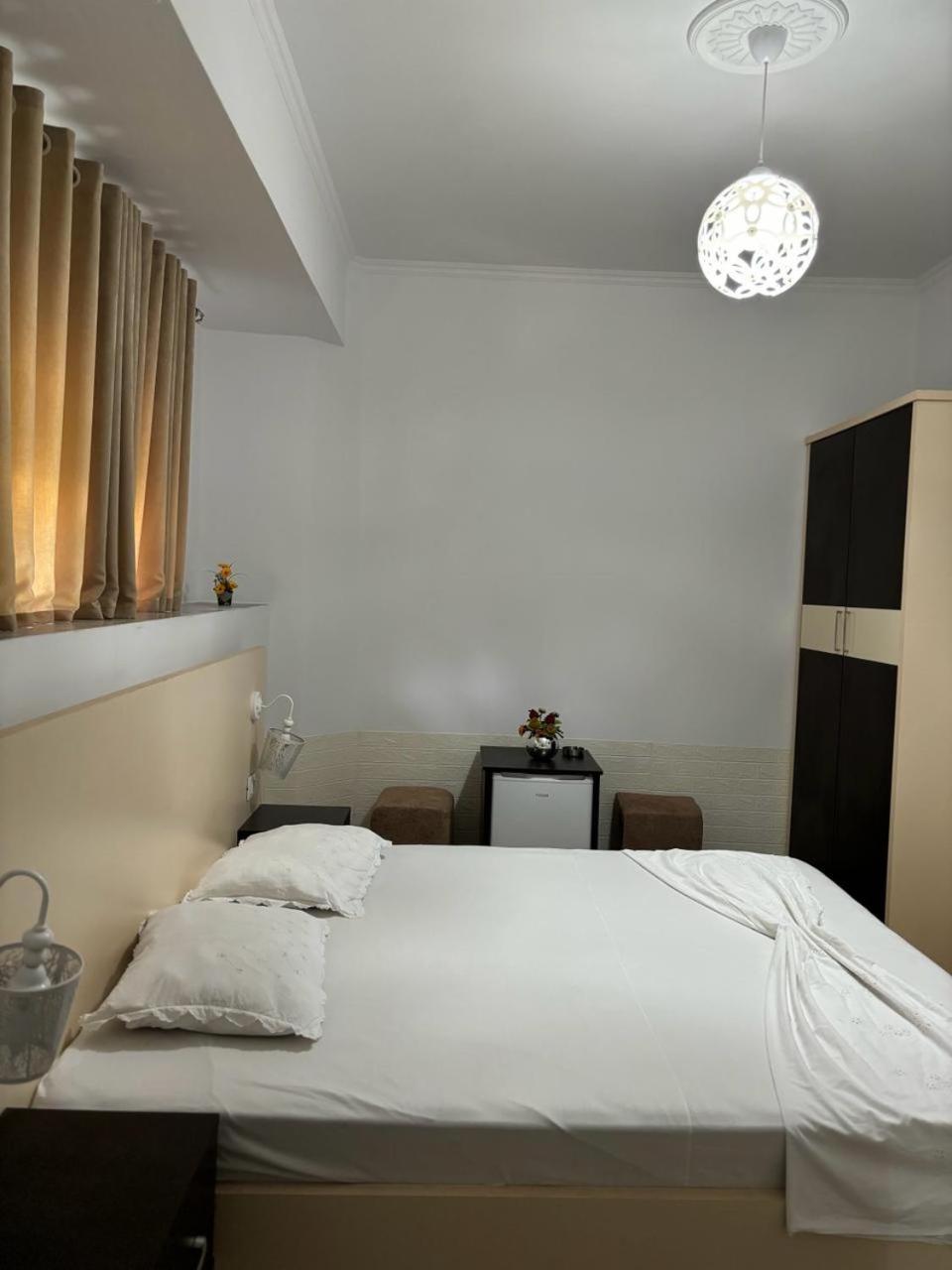 Guest House Adi Hoxha เบราท ภายนอก รูปภาพ