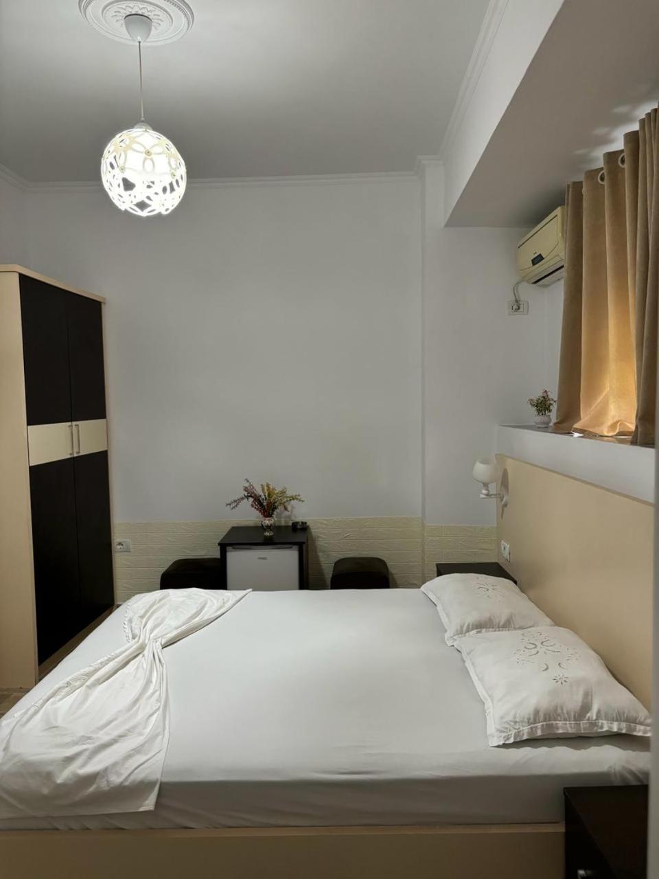 Guest House Adi Hoxha เบราท ภายนอก รูปภาพ