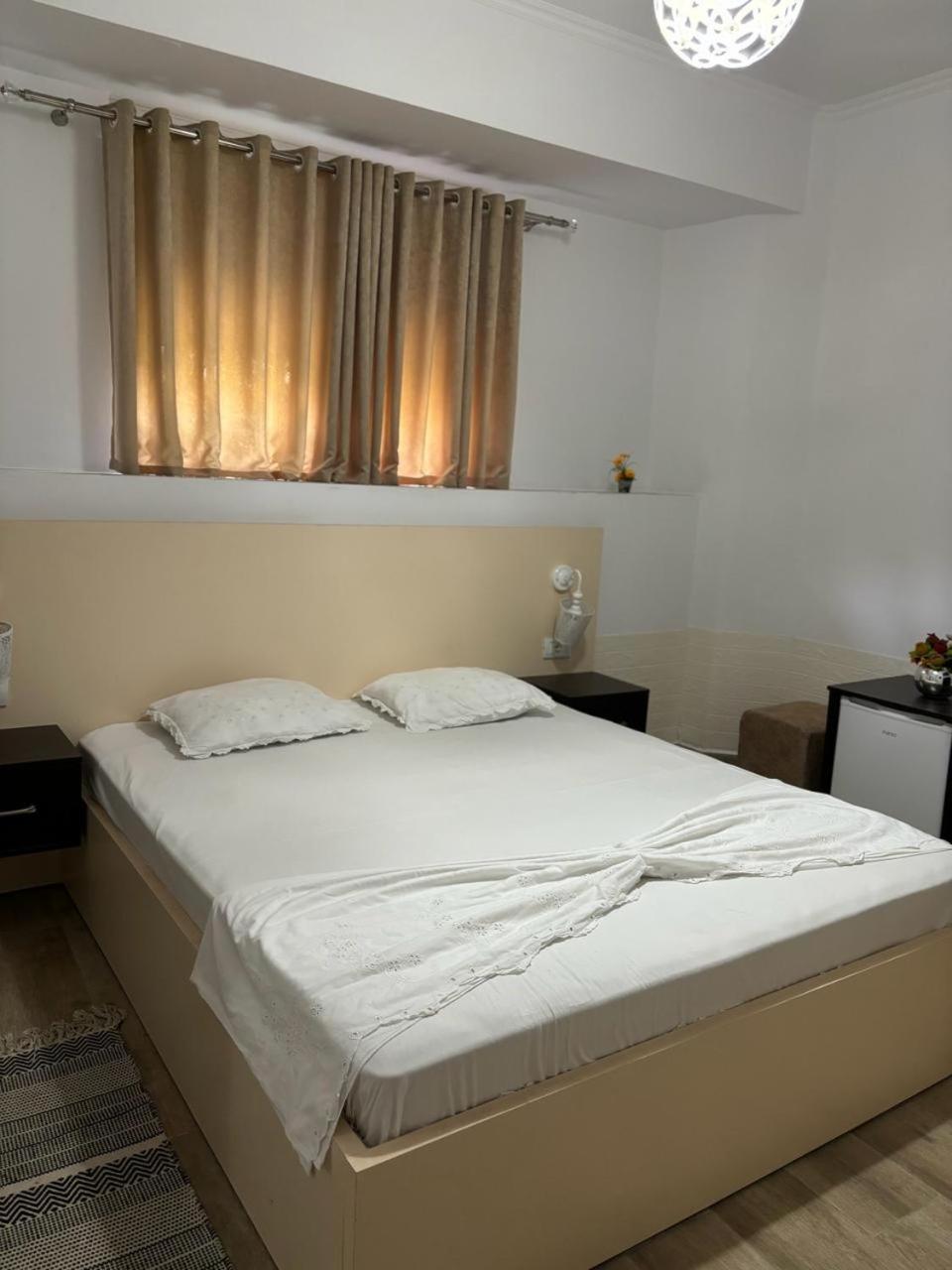 Guest House Adi Hoxha เบราท ภายนอก รูปภาพ