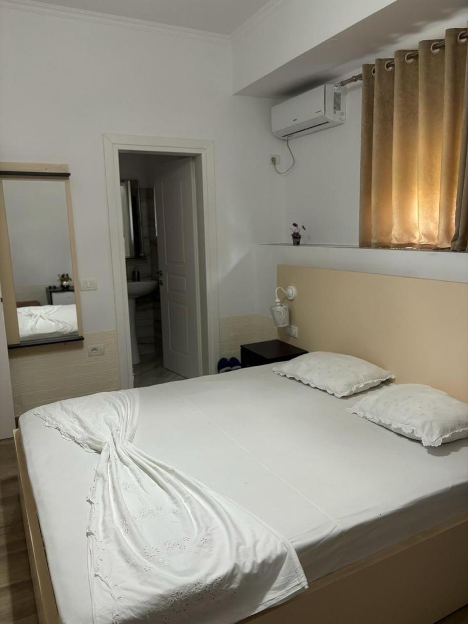 Guest House Adi Hoxha เบราท ภายนอก รูปภาพ
