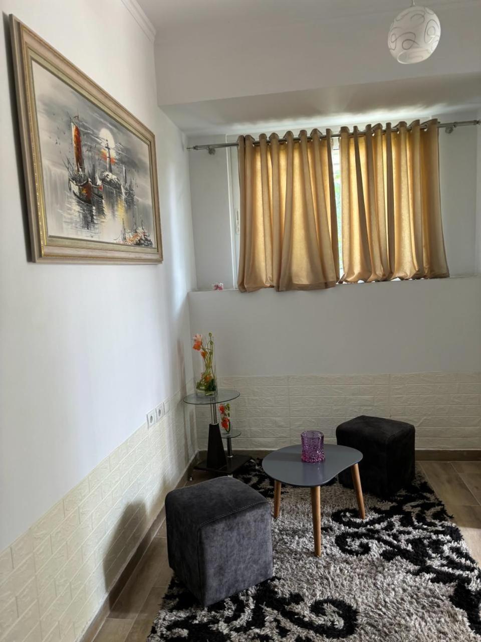 Guest House Adi Hoxha เบราท ภายนอก รูปภาพ