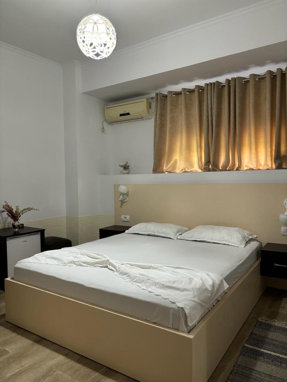 Guest House Adi Hoxha เบราท ภายนอก รูปภาพ