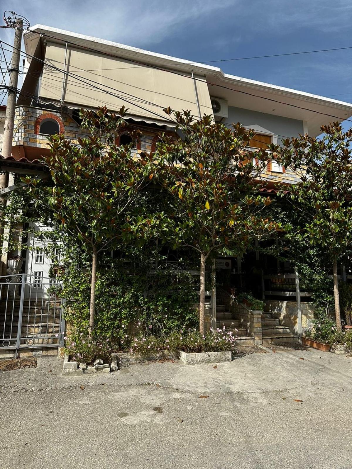 Guest House Adi Hoxha เบราท ภายนอก รูปภาพ