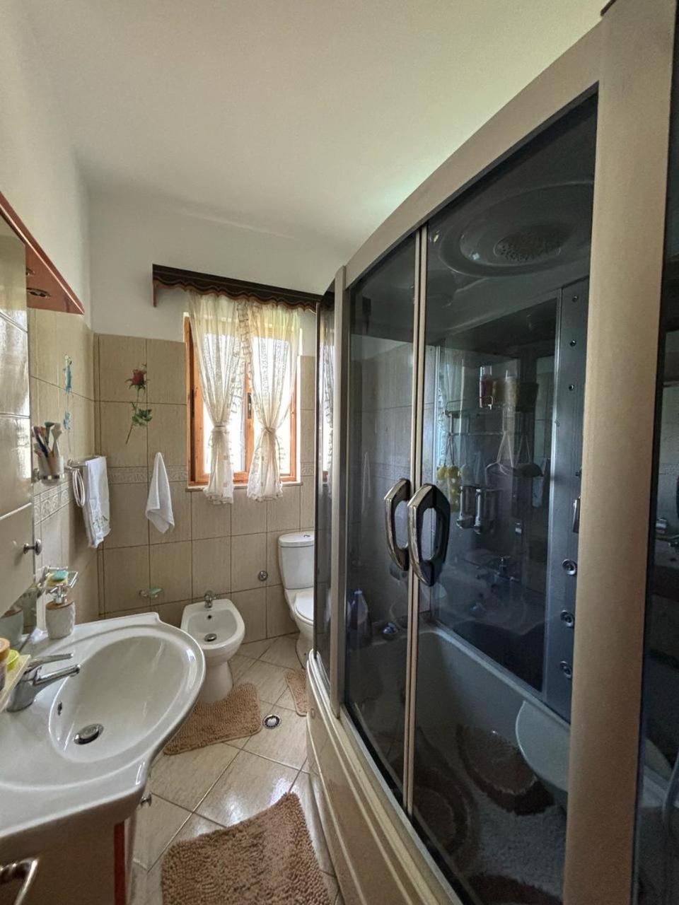 Guest House Adi Hoxha เบราท ภายนอก รูปภาพ