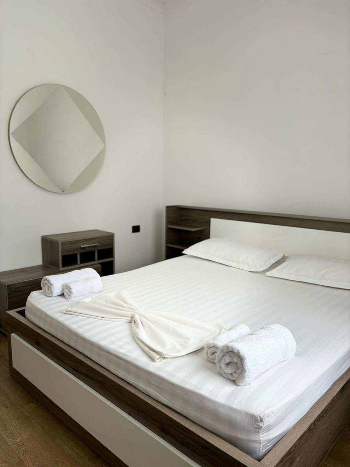 Guest House Adi Hoxha เบราท ภายนอก รูปภาพ