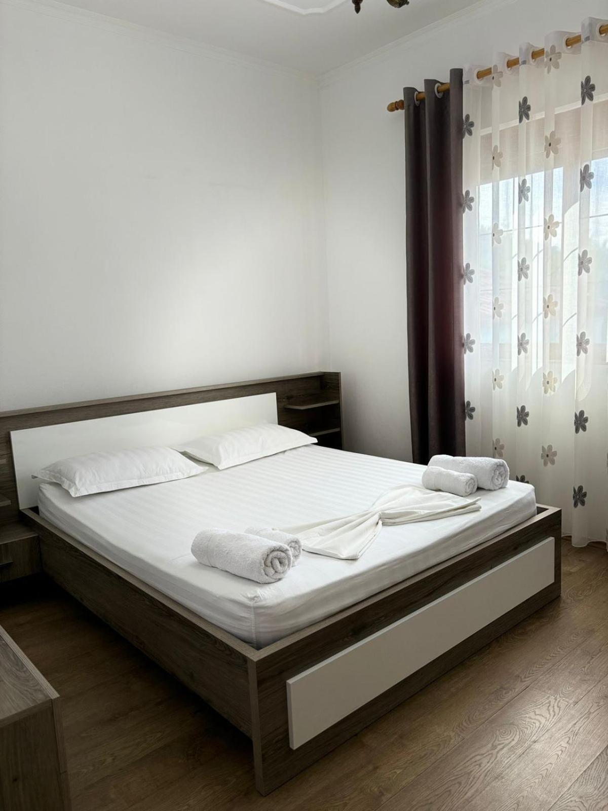 Guest House Adi Hoxha เบราท ภายนอก รูปภาพ