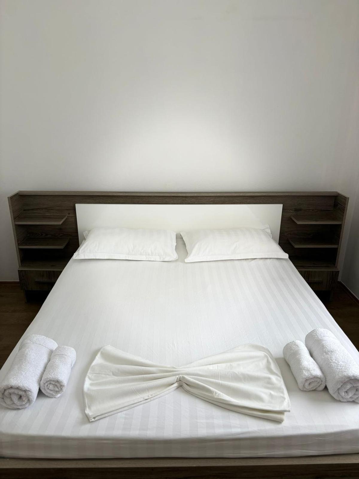 Guest House Adi Hoxha เบราท ภายนอก รูปภาพ