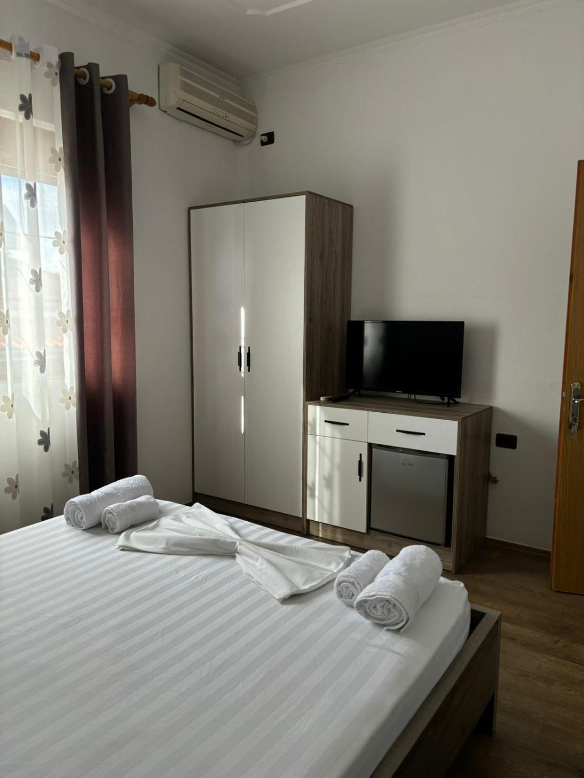 Guest House Adi Hoxha เบราท ภายนอก รูปภาพ