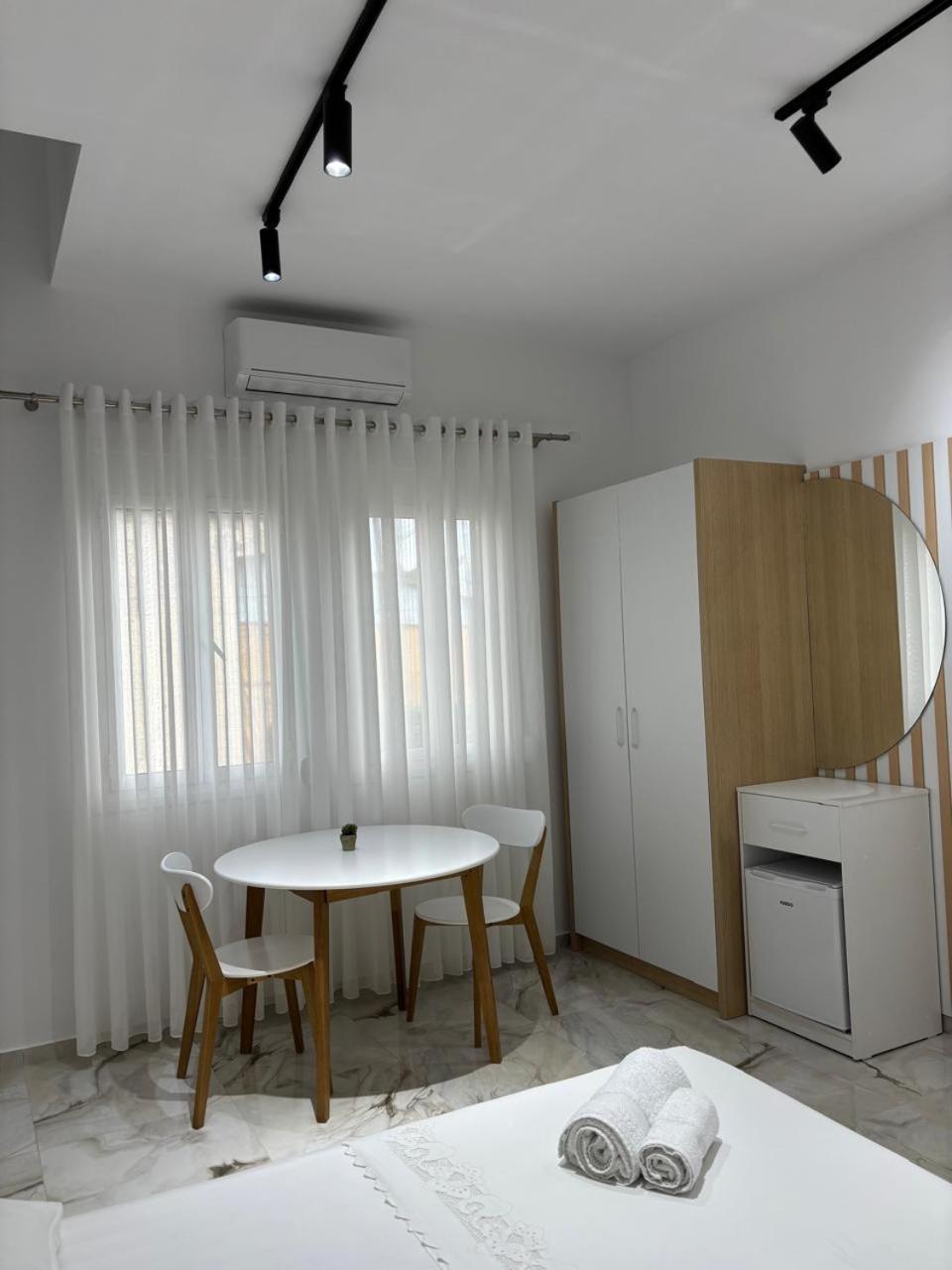 Guest House Adi Hoxha เบราท ภายนอก รูปภาพ