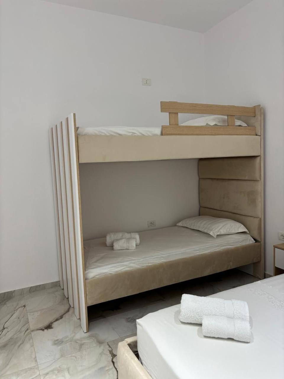 Guest House Adi Hoxha เบราท ภายนอก รูปภาพ