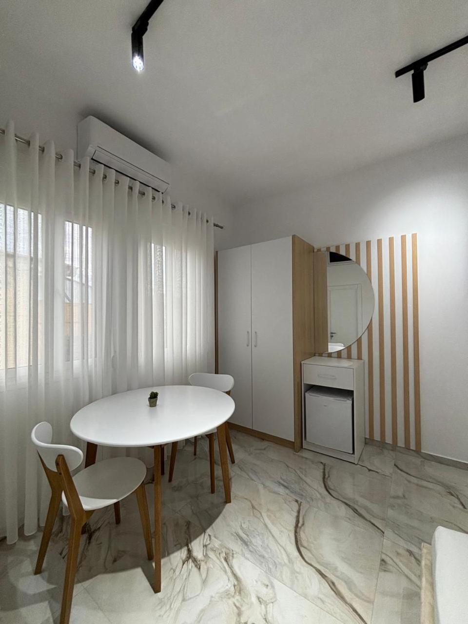 Guest House Adi Hoxha เบราท ภายนอก รูปภาพ