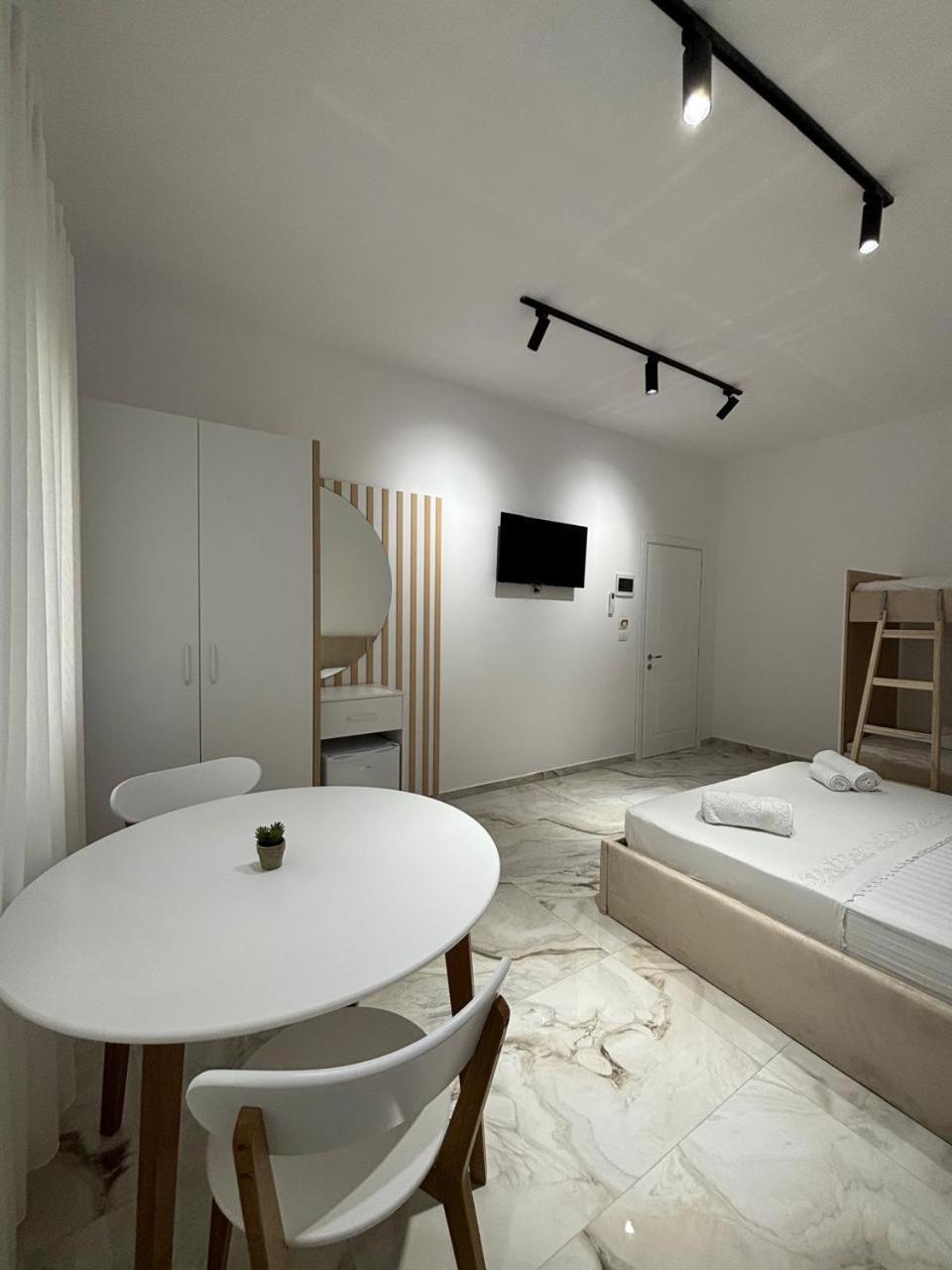 Guest House Adi Hoxha เบราท ภายนอก รูปภาพ