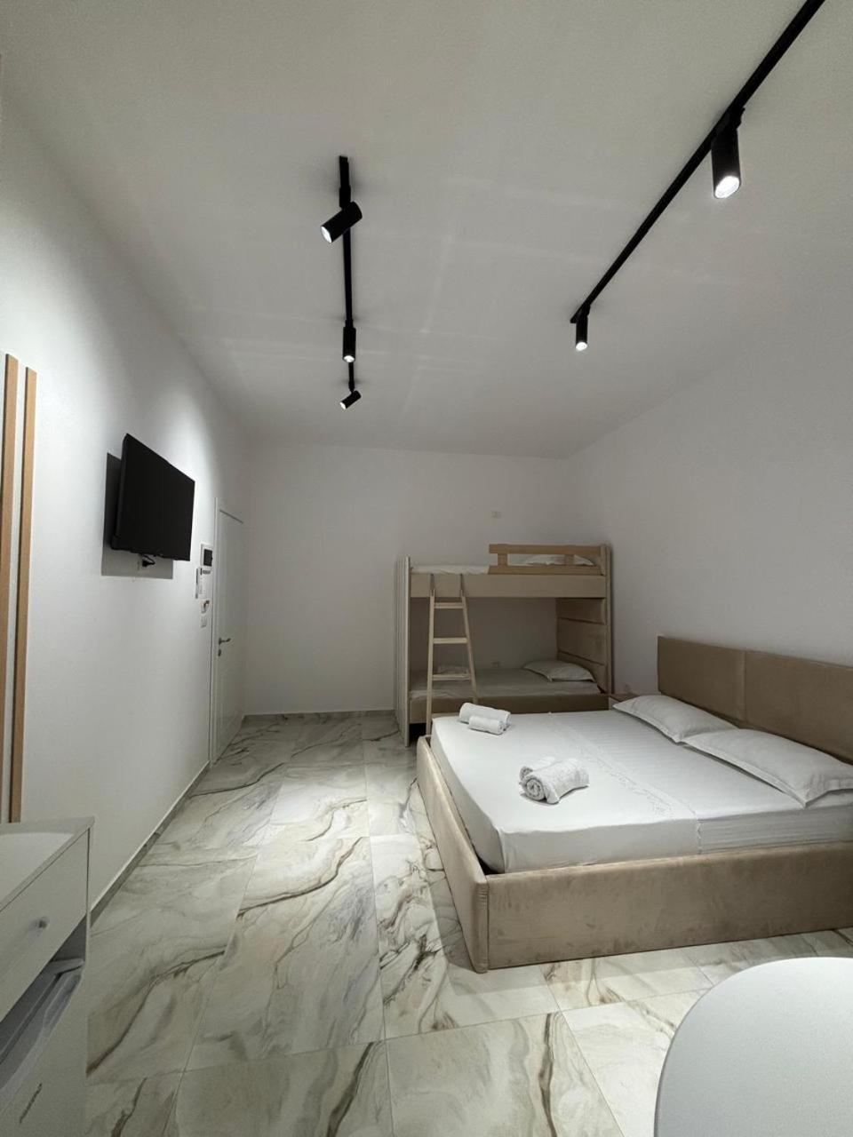 Guest House Adi Hoxha เบราท ภายนอก รูปภาพ
