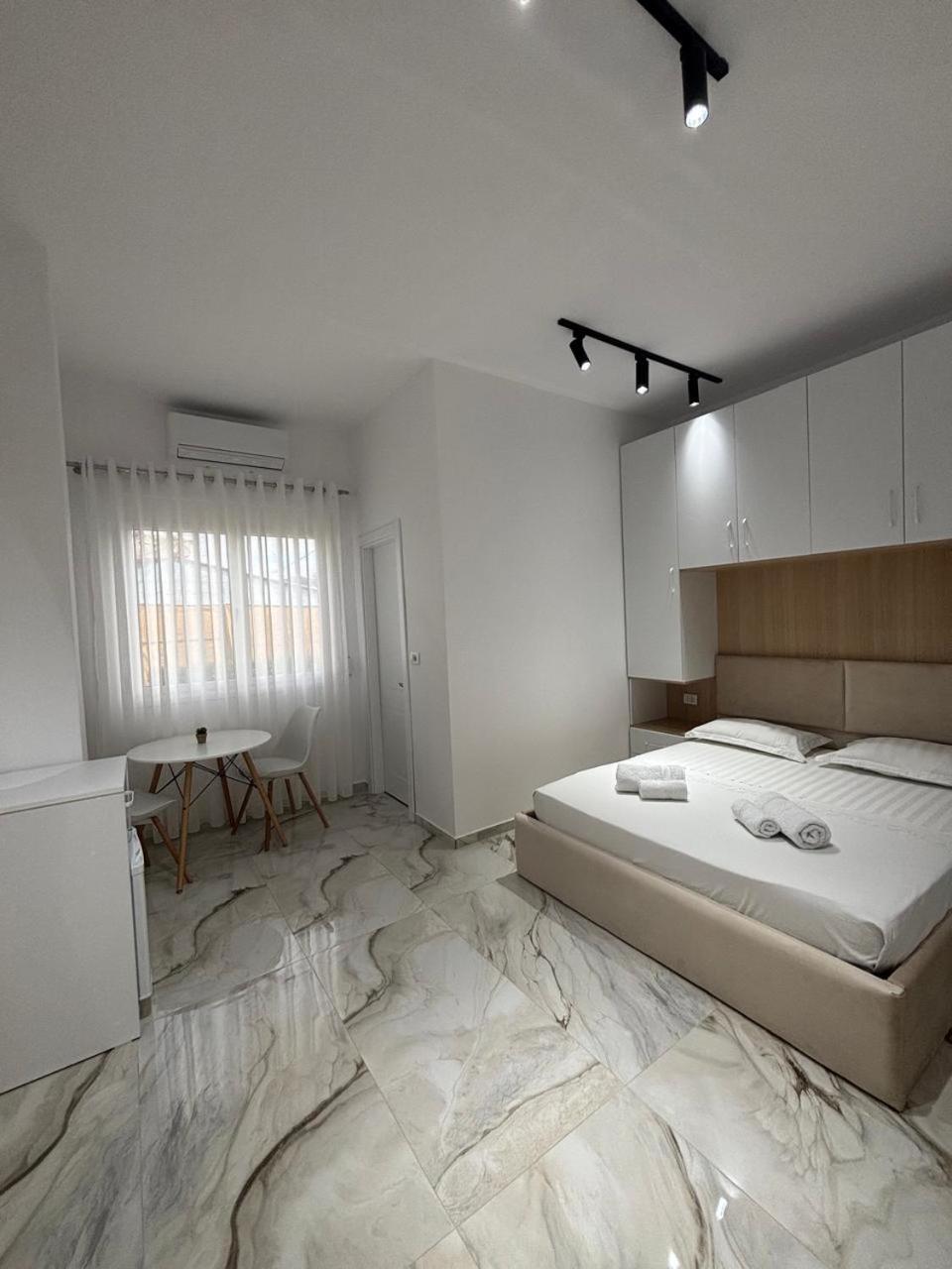 Guest House Adi Hoxha เบราท ภายนอก รูปภาพ