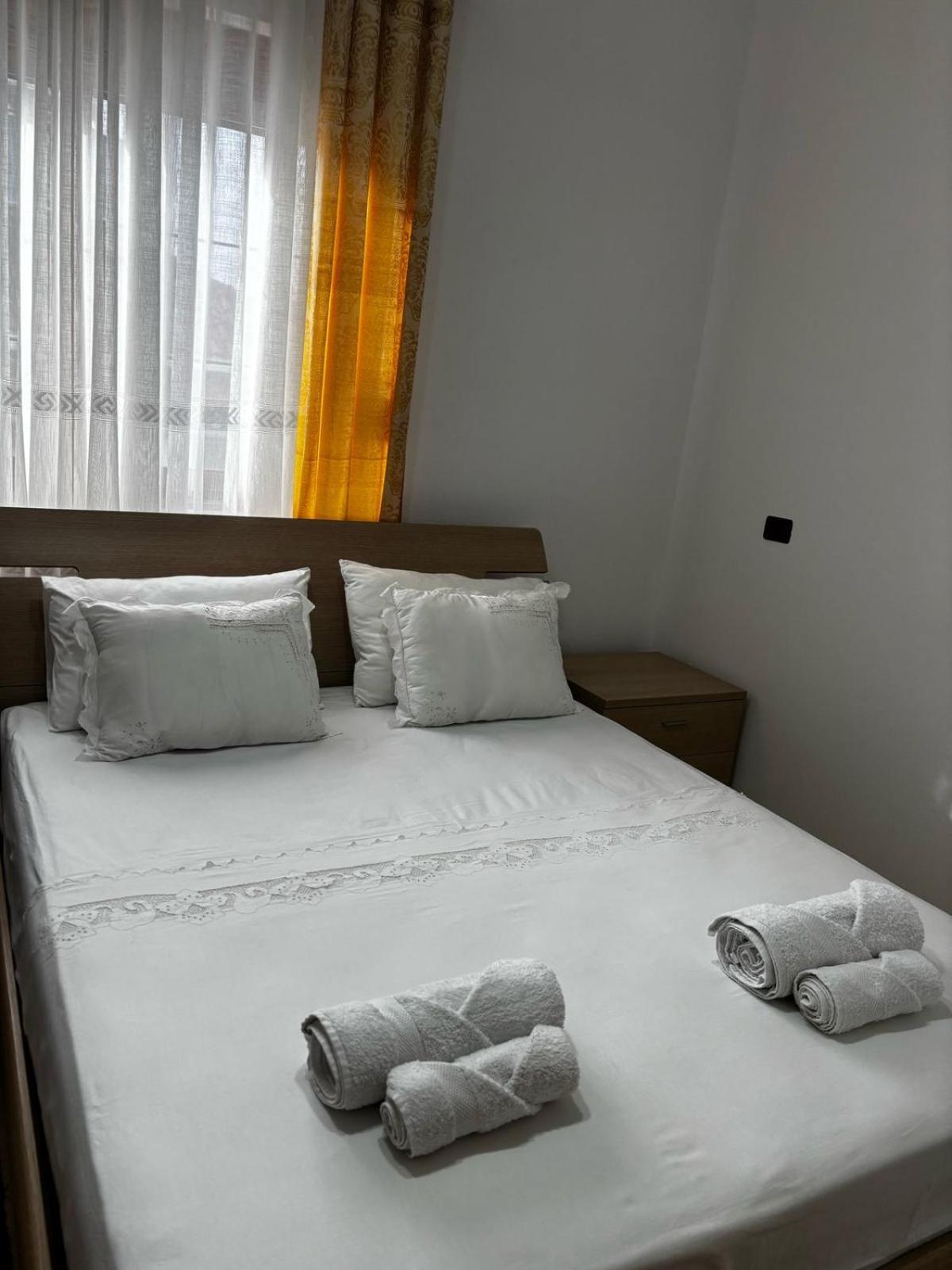 Guest House Adi Hoxha เบราท ภายนอก รูปภาพ