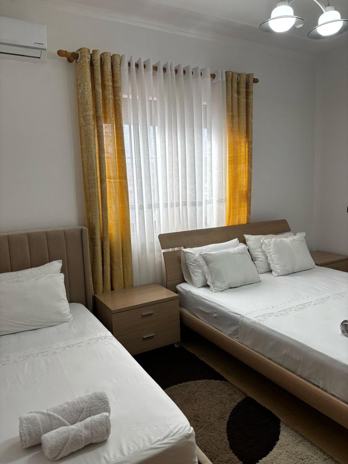 Guest House Adi Hoxha เบราท ภายนอก รูปภาพ