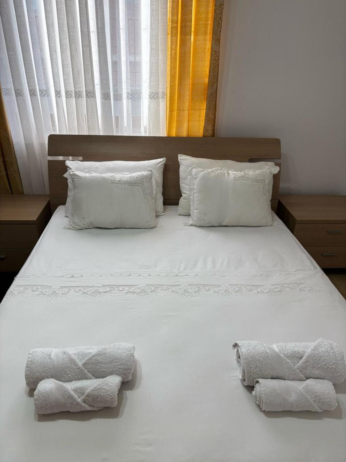 Guest House Adi Hoxha เบราท ภายนอก รูปภาพ