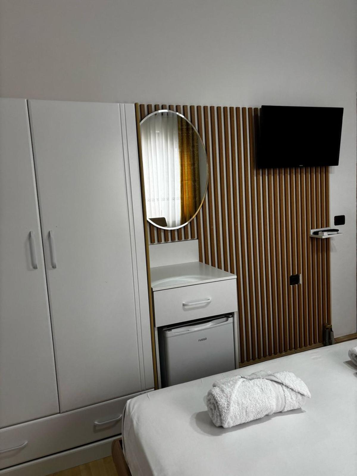 Guest House Adi Hoxha เบราท ภายนอก รูปภาพ